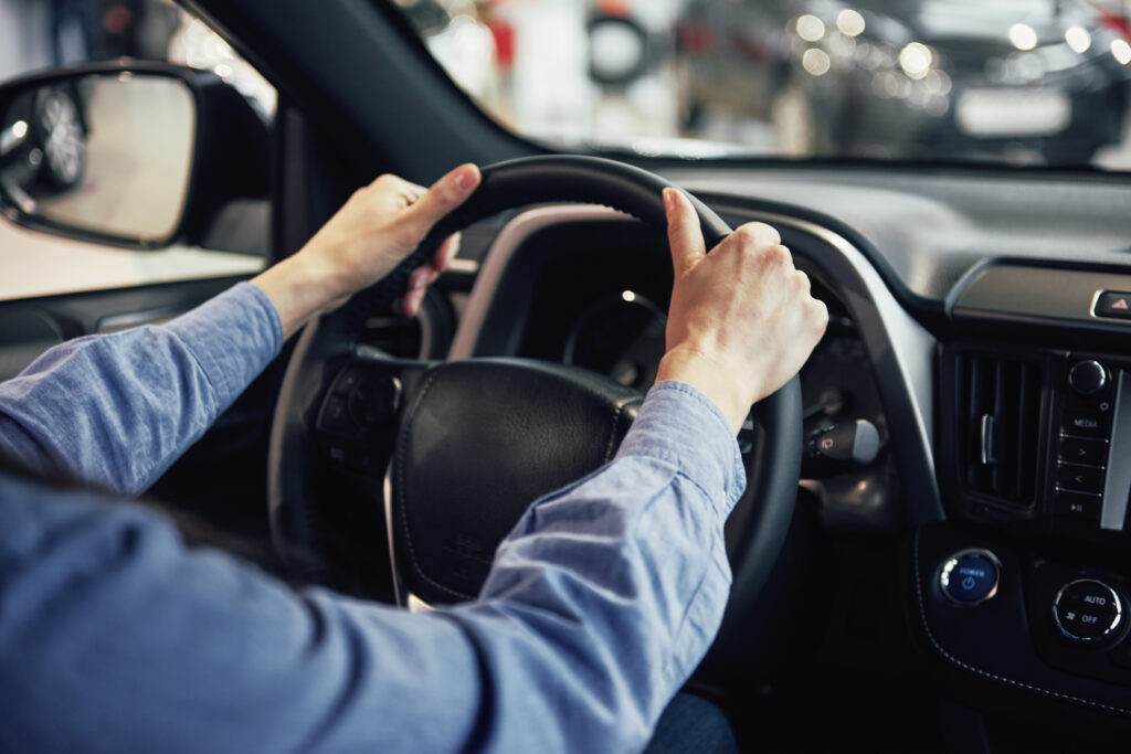 por qué se descarga la batería de un coche