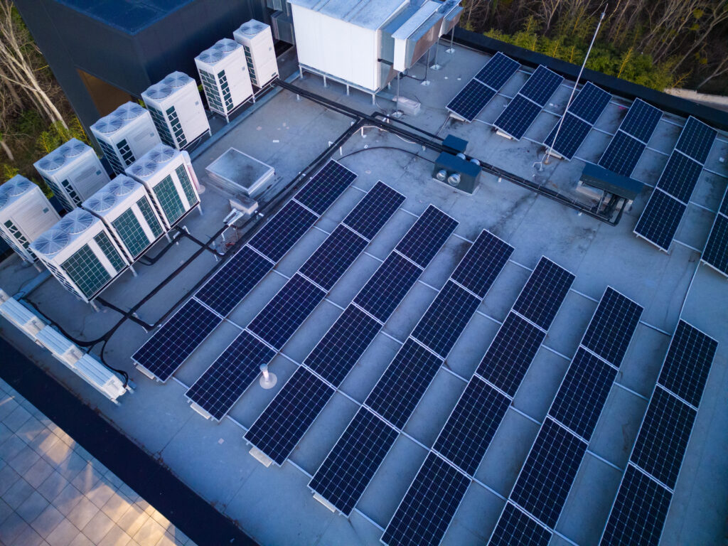 painéis solares sobre um telhado