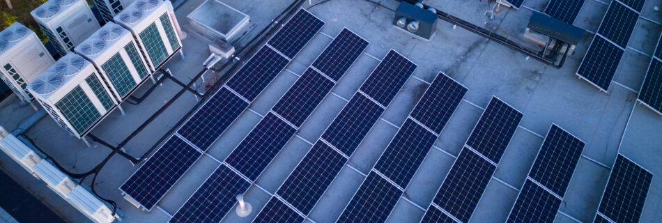 paneles solares en un tejado
