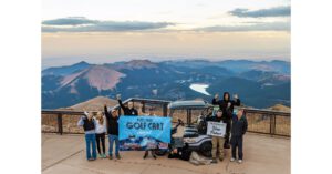 OnePack lleva un carrito de golf junto a Trojan a la cima de Pikes Peak