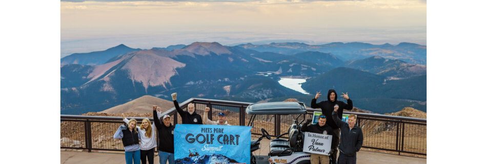 OnePack lleva un carrito de golf junto a Trojan a la cima de Pikes Peak